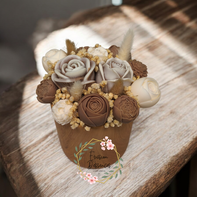 Vase effet bois avec fleurs parfumés