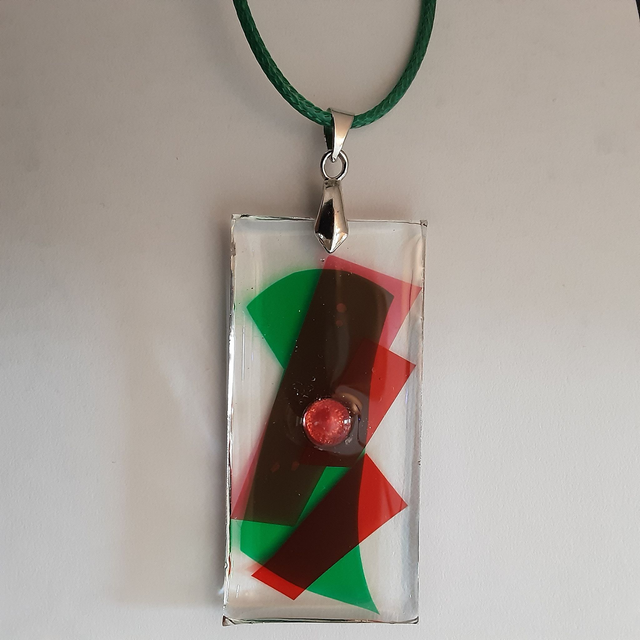 Pendentif grand rectangle collection vitrail-harmonie de vert rouge pâle et rouge vif-cabochon rose