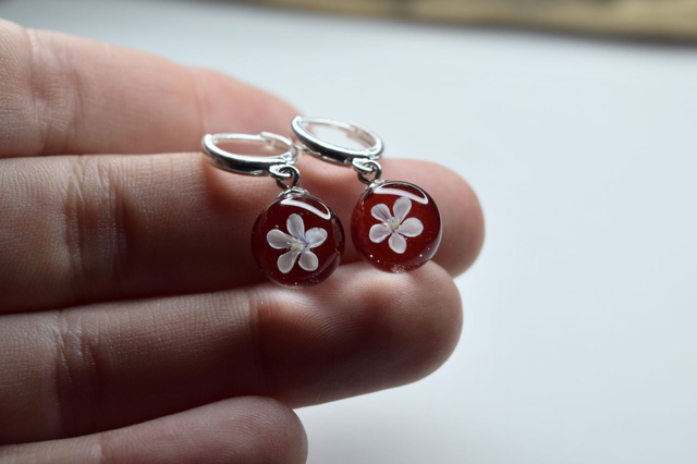 CRÉOLES MINI FLEURS BLANCHE MONTURE ARGENT (CFA5)