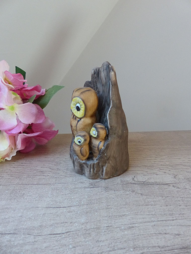 Statuette vintage en céramique - La famille chouettes dans leur nid douillet - Chouettes dans tronc d’arbre – Décoration maison campagne