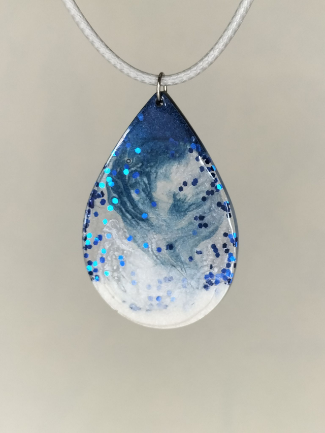 Pendentif goutte bleu marine et blanc