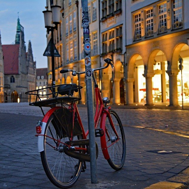 Rotes Fahrrad unter den Arkaden