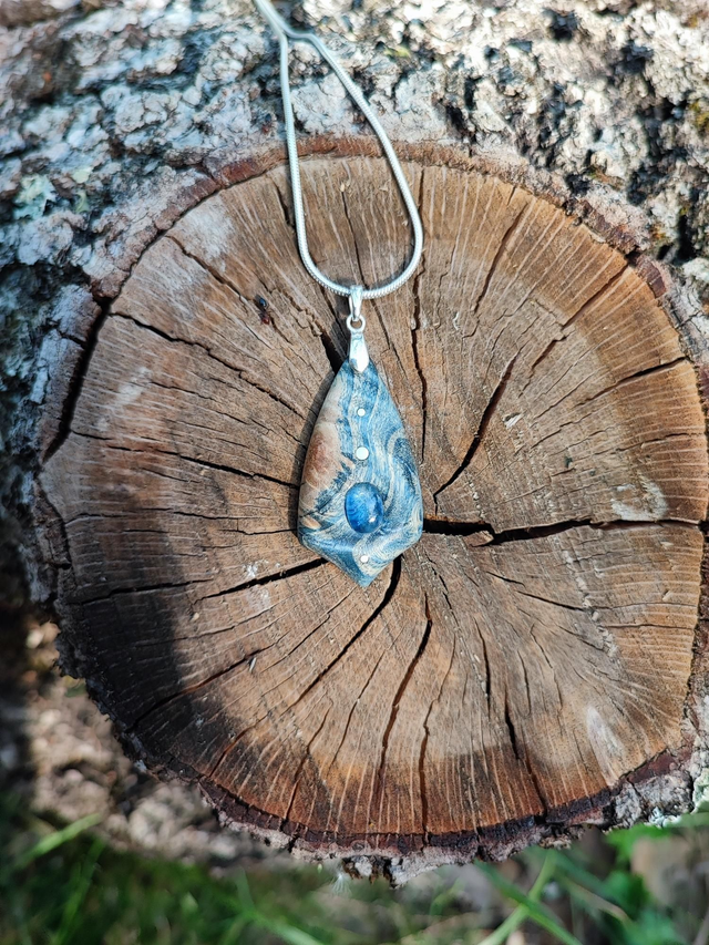 Pendentif en Bois de Loupe de Peuplier stabilisé bleu, Cyanite et Argent