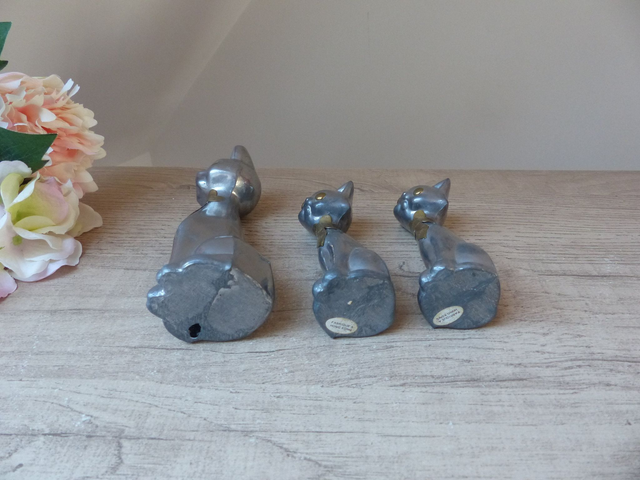 Figurines de Collection – Trois Chats Siamois avec Cravates, Étain et Laiton, Vintage Rare 1940 - Décoration Anciens Chats Hong Kong 1940