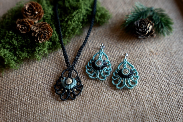 Parure de bijoux en micro-macramé noir et bleu et perles argentées