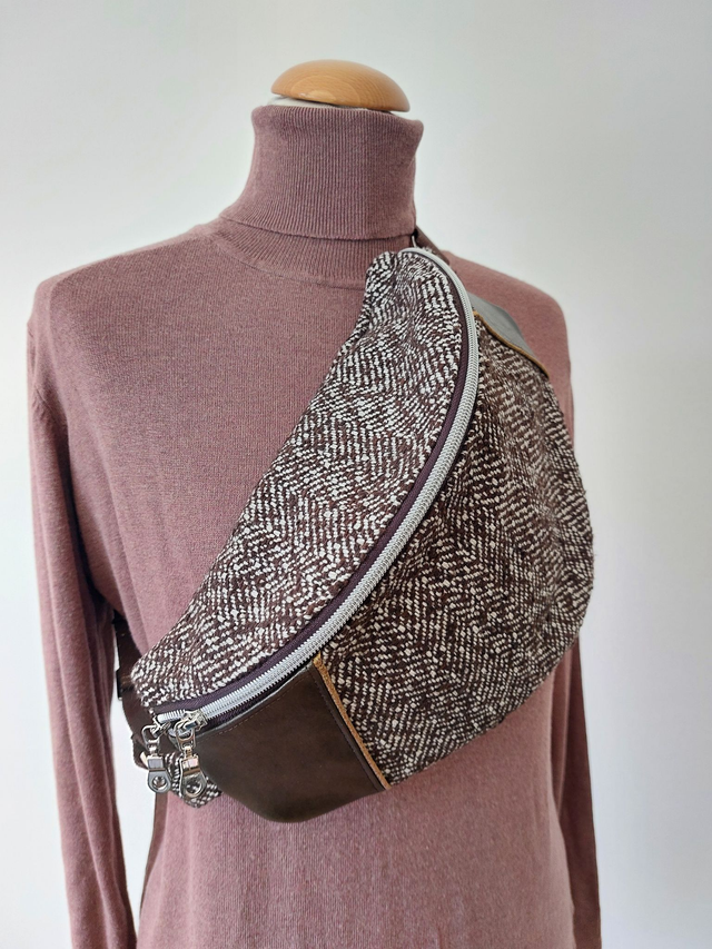 Sac banane en simili cuir marron et lainage