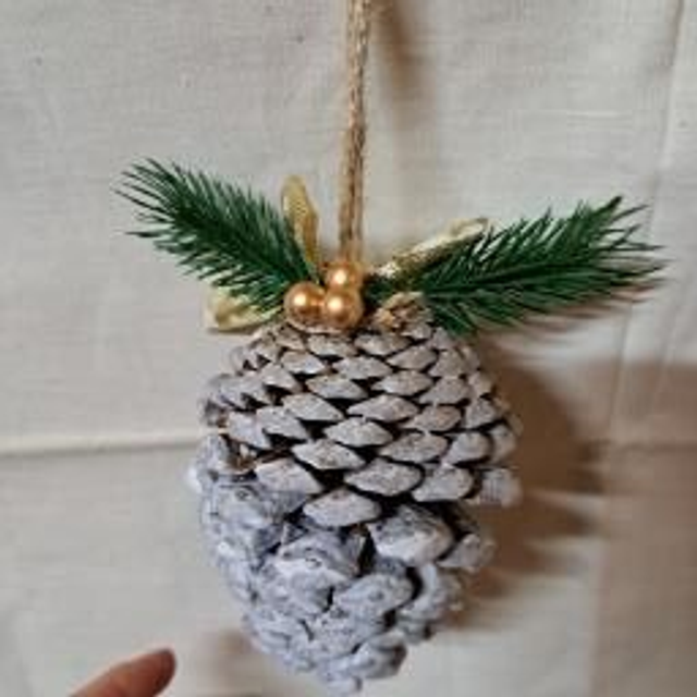 Nature et lumière: Pomme de pin décorée, parfaite pour les fêtes de fin d'année