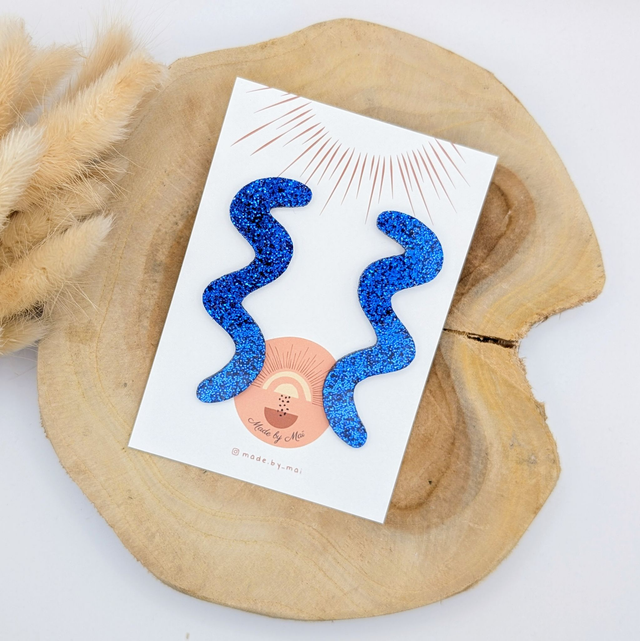 Boucles d&#039;oreilles bleues pailletées en plexi