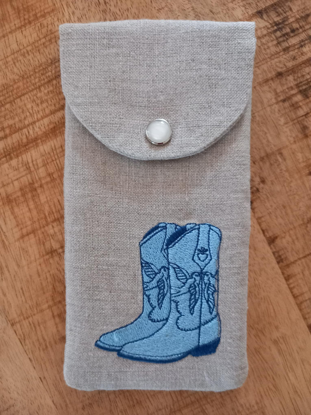 Etui à lunettes ou pochette téléphone ,en lin brodé ,molletonné .Modèle bottes santiags bleues. Créations artisanales dans mon atelier à Uzès, France.