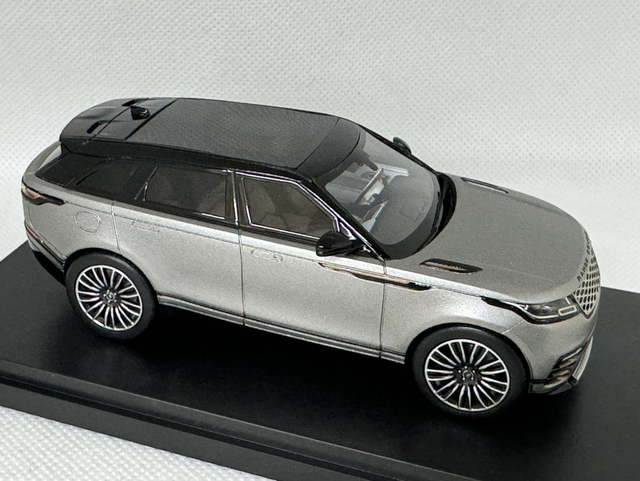 Land Rover Velar First Edition silber TSM 1:43