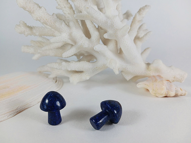 Champignon sculpté : quartz craquelé teinté bleu