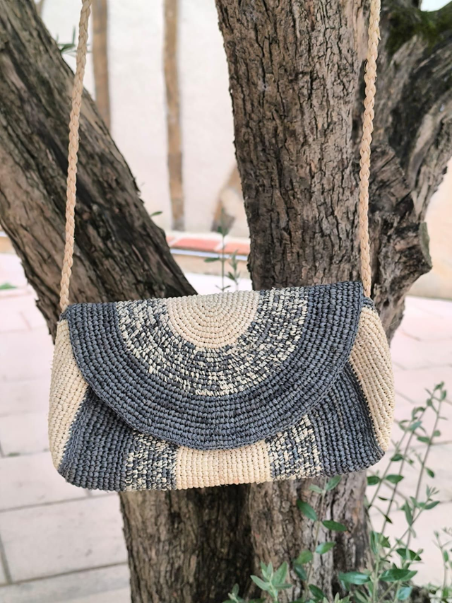 Sac pochette à bandoulière couleur beige et bleu