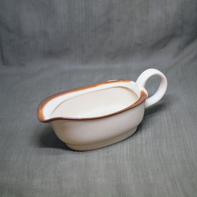 Cadnium Pruskow | Sauskom Juskom (lengte 21,0 cm | hoogte 7,0 cm) kwaliteitsaardewerk in roomwit, beige en bruine kleuren | Vintage