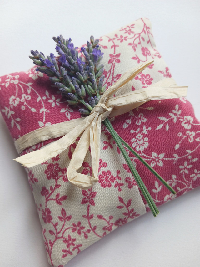 Patchwork Lavender Sachet - Vintage Linda Beard Fabric