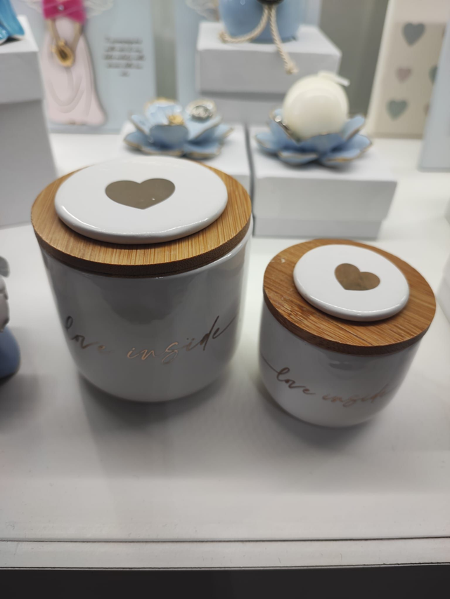 Candela profumata in porcellana e legno con inserto cuore