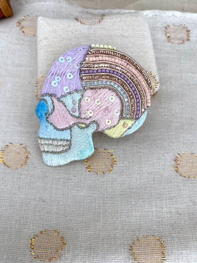 Broche brodée crâne pastel