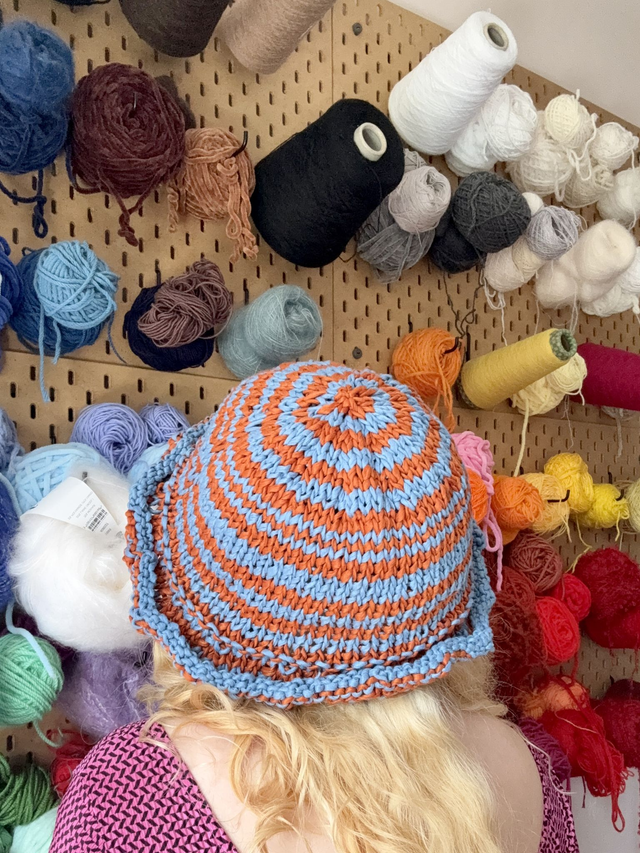 CHAPEAU BLEU ET ORANGE