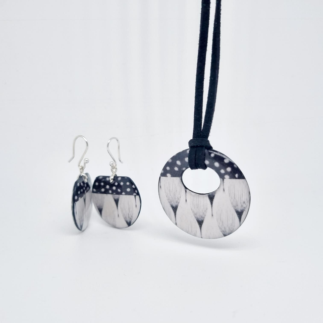 Parure boucles pendentif noir et blanc 