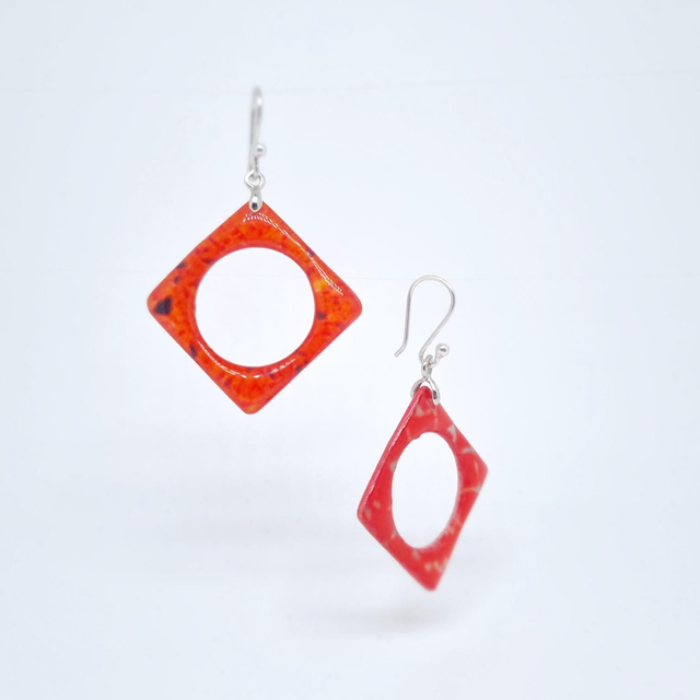 Boucles d&#039;oreilles rouge orangé carré créoles