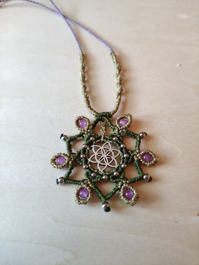 Collier mandala vert, violet et doré avec jade lavande