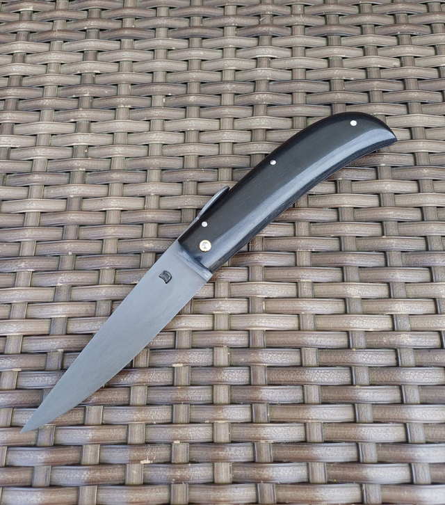 Pliant " Le Sertaine" acier carbone lentille forgée finition patinée