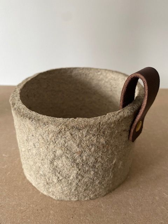 Pot en papier mâché et cuir 