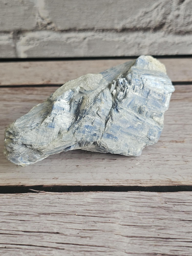 Cyanite bleue brute – 177 g (avec socle acrylique)