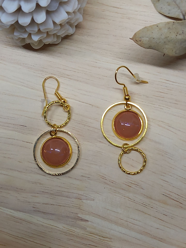 Boucles d&#039;oreilles asymétriques - cabochon rond marron camel / cercle texture / cercle doré