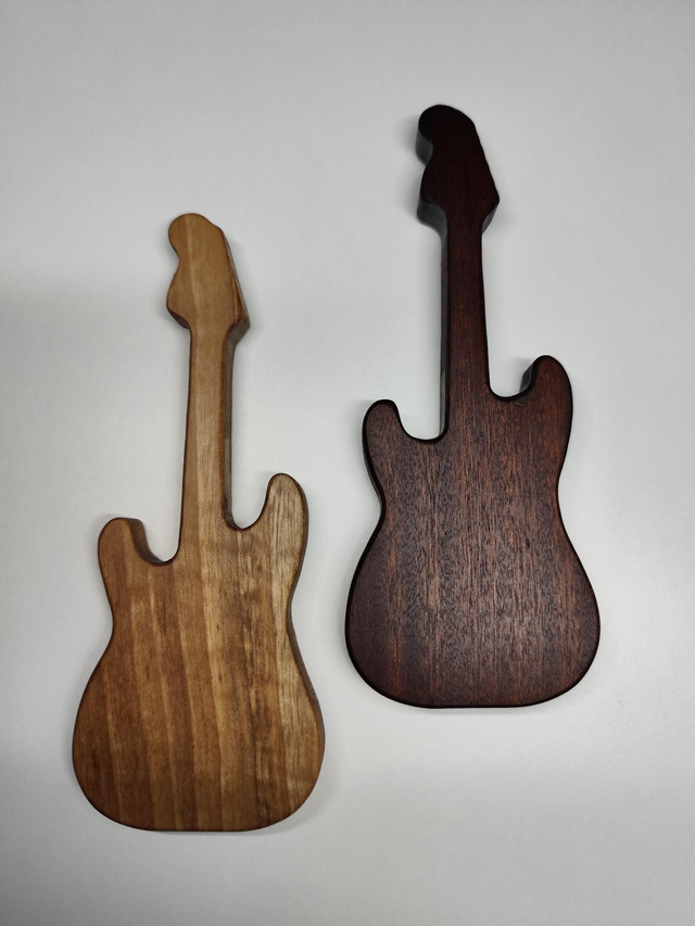 🎸 Décapsuleur “Guitare” en bois massif
