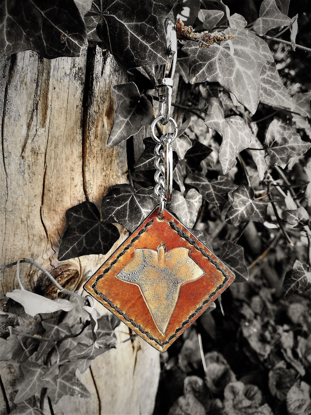 Porte-clé artisanal en cuir – Feuille de lierre argentée