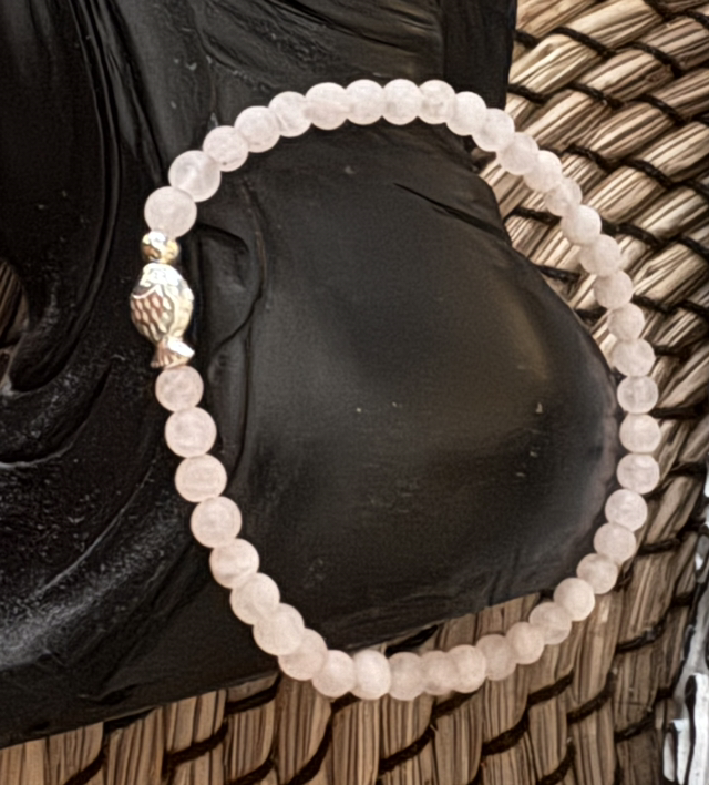 Armband geeiste Rosenquarz Perlen 4mm mit Sterlingsilber Fisch 