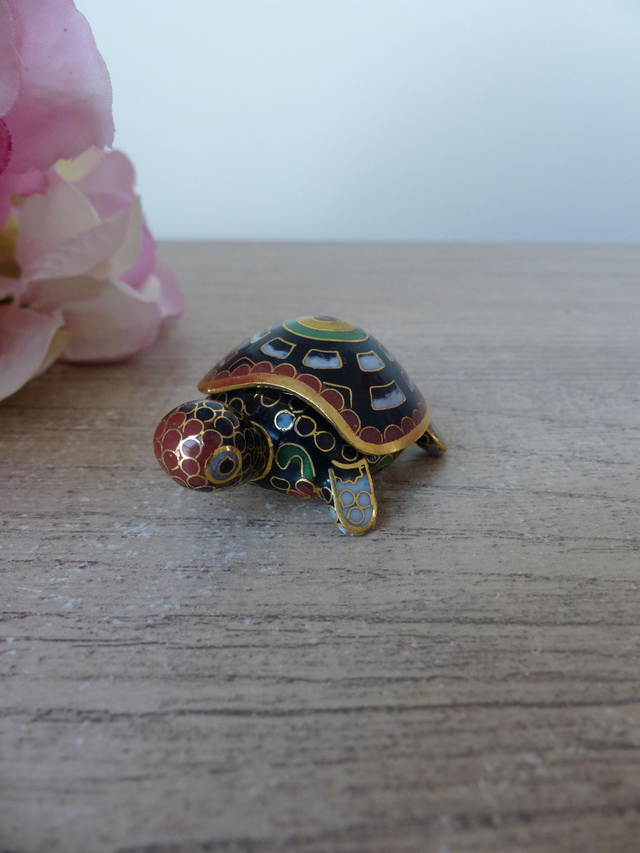 Boîte Tortue Vintage en Émail Cloisonné Noir et Bleu sur Laiton – Petite Boîte à Bijoux ou à Trésors – Objet de Collection Peint Main