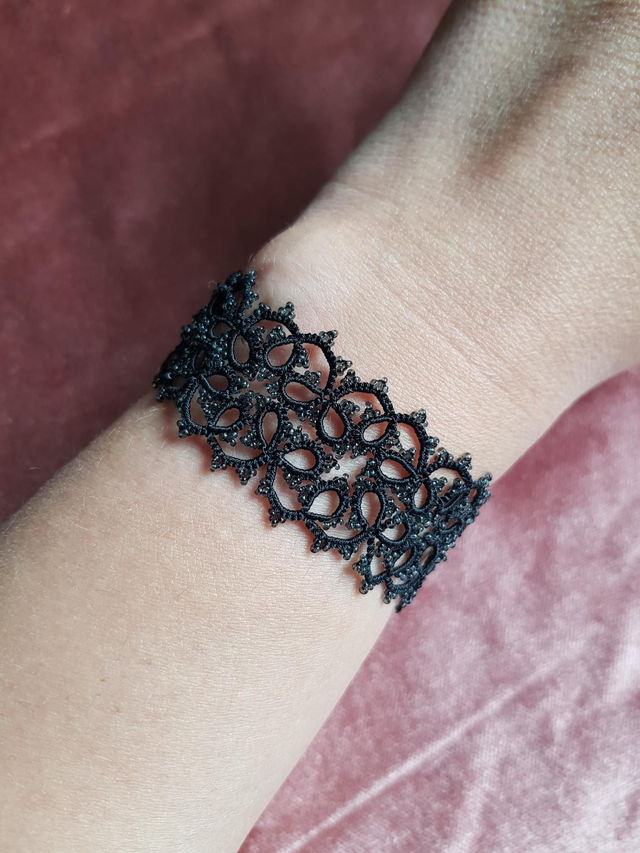 Bracelet manchette en dentelle Anna - noir avec perles noires