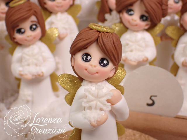 Angioletto del Natale 2025 n° 05  con fiocco di neve, modellato e dipinto a mano. Pezzo unico, da collezione, firmato e numerato. Made in Italy, made in Treviso, Lorenza Creazioni.
