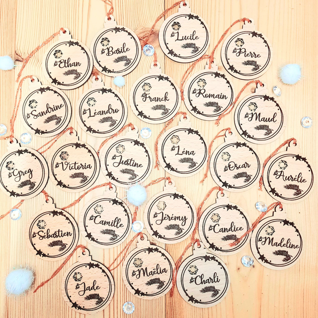 Boule de Noël personnalisée en bois massif pour invités