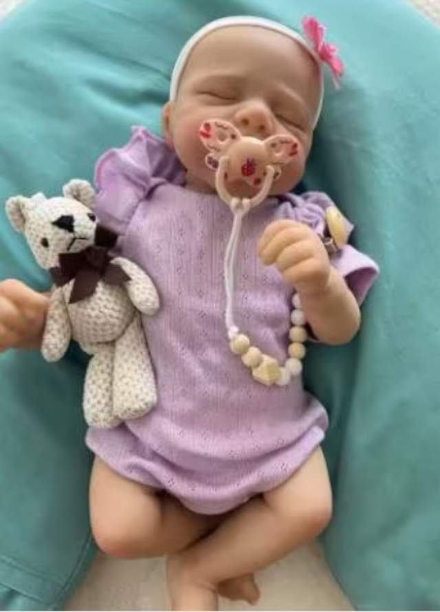 Realistische baby pop levensecht Pascale paars (49cm)