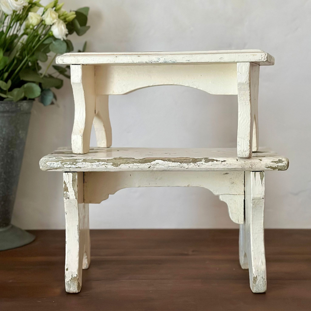 les tabourets en bois blancs