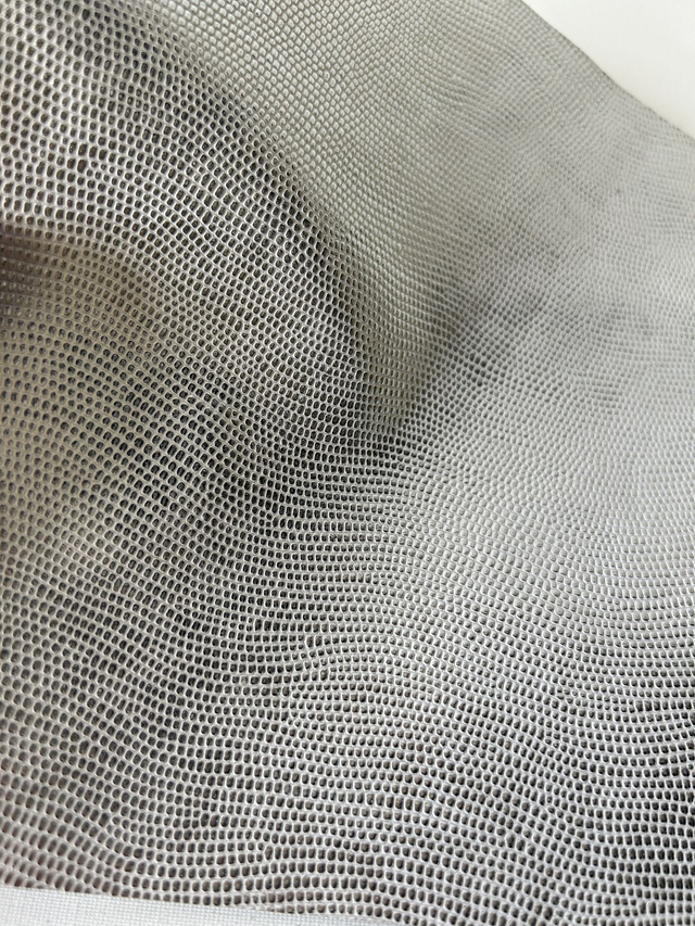 Chute de cuir gris argenté imitation lézard