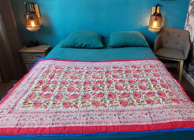 Édredon fait main en coton imprimé bloc - Plaid ou couvre-lit florale réversible rose, rouge, vert, blanc
