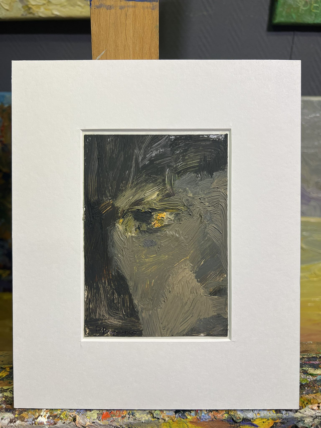 Fragment 466 „Im Schatten des Blicks“ von Rostyslav Voronko, Öl auf Karton, 2024 – abstraktes Gesicht in Grau mit goldenem Lichtakzent.