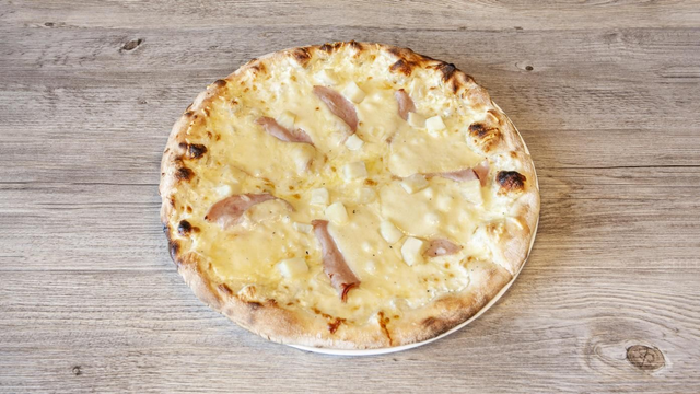 21.Montagnarde : base crème, mozzarella, emmental français, BACON de dinde, fromage à raclette et pommes de terre.