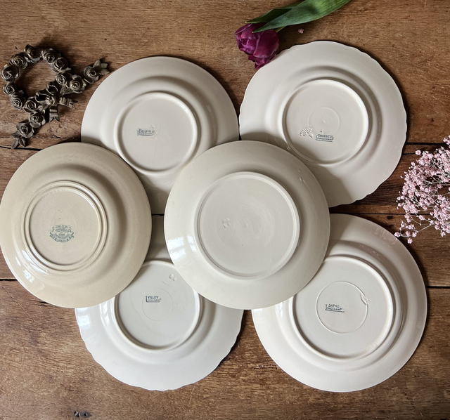 BELLEVILLE - Suite de 6 assiettes plates dépareillées - Terre de Fer