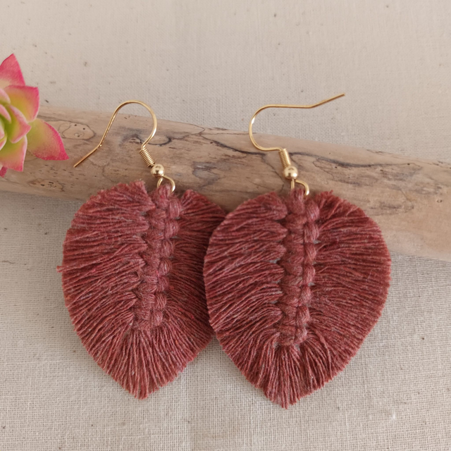 Boucle d'oreille feuille macramé dorée