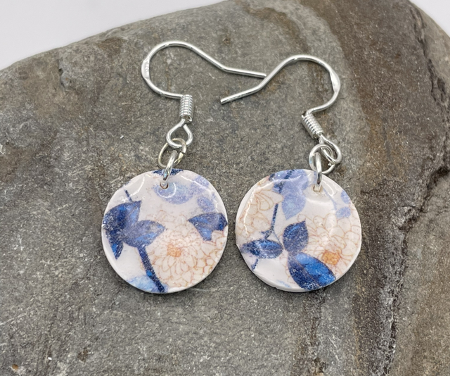 Vintage blue and white circles 