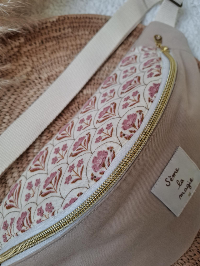 Banane beige / fleurs roses / étiquette Sème la magie