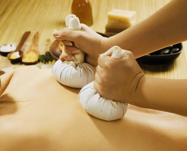 Massage Ayurvédique avec pochons herbes 1h