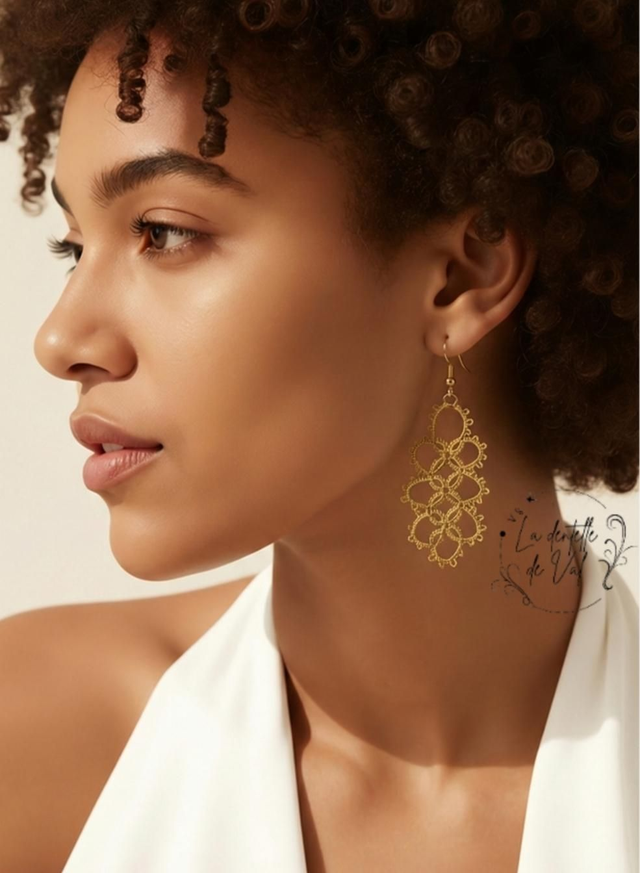 Boucles d'oreilles dorées frivolité 