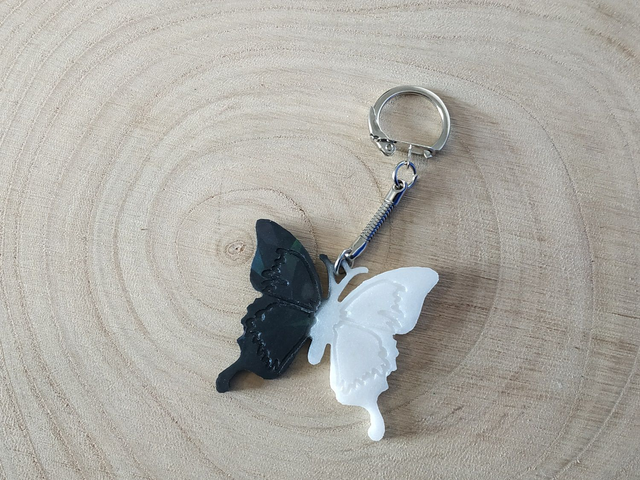 Porte-clés papillon noir et blanc