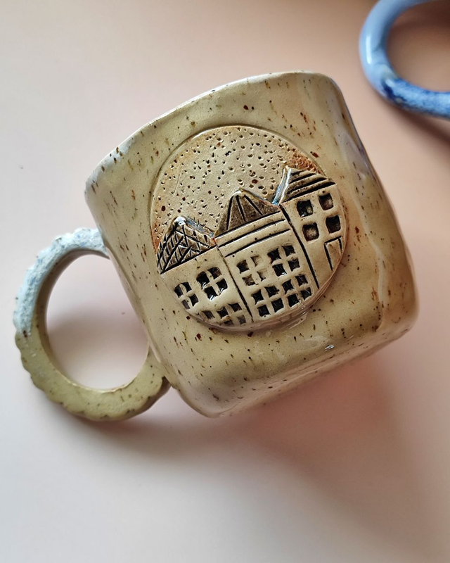 Beżowy kubek z kamieniczkami i fantazyjnym uszkiem