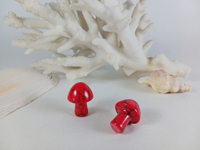 Champignon sculpté : howlite teinté rouge